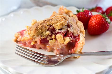 Rhubarb And Strawberry Crumb Pie Dan330