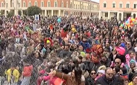 In Migliaia Per Il Ritorno Dei Carri Di Carnevale A Latina VIDEO LatinaPress