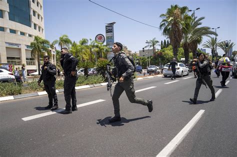 Fotos Auto F Hrt In Tel Aviv In Menschenmenge