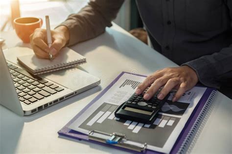 Hombre Trabajando En Oficina De Escritorio Con Una Calculadora Para