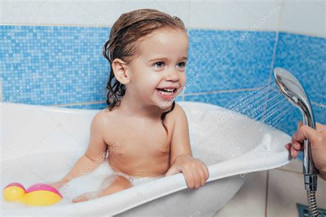 Hermosa Niña Tomando Un Baño En Casa Un Bebé Lindo Está Sentado En El