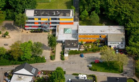 Ennepetal Von Oben Schulgeb Ude Der Grundschule Und Fussballplatz Des