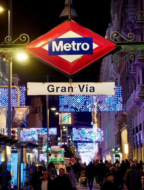 Calle Gran Vía Iluminada Con Luces De Navidad Madrid España Foto