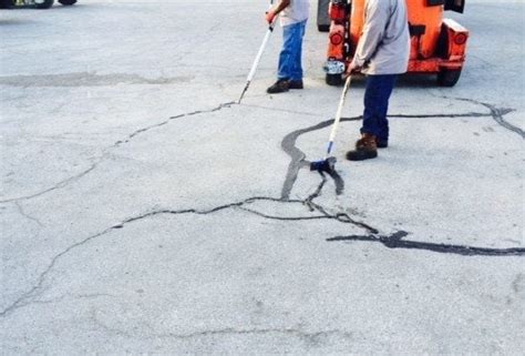 Rubberized Crack Filler For Asphalt And Concrete Cr 90 W R Meadows