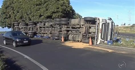 G1 Caminhão cerveja tomba e carga fica espalhada na via em