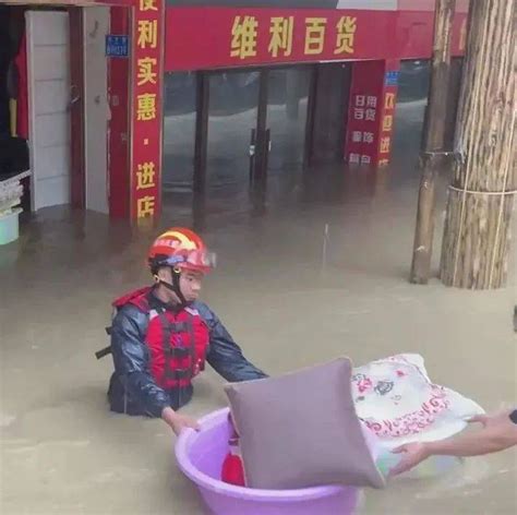 暴雨袭城，巫溪消防紧急出动帮商户转移受灾物资救援