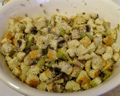 Stuffing bread croutons