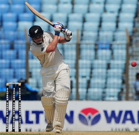 Bj Watling Drives Down The Ground Espncricinfo