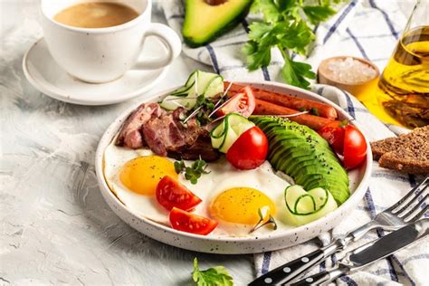 Desayuno inglés completo tradicional con huevos fritos salchichas