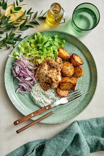 Kycklingsouvlaki Med Citron Timjan Tzatziki Och Rostad Potatis