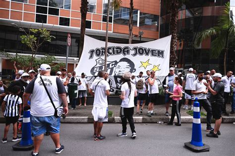 Torcida do Santos faz vigília por Pelé no hospital em SP 04 12 2022