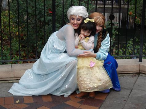 VIDEO: Anna and Elsa meet and greet outside in Fantasy Faire at Disneyland for the first time ...