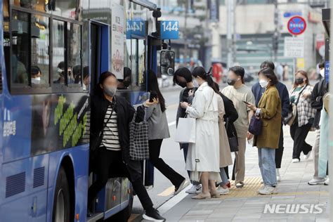 전장연 지하철 시위 재개출근길 2·3호선 운행 진통종합