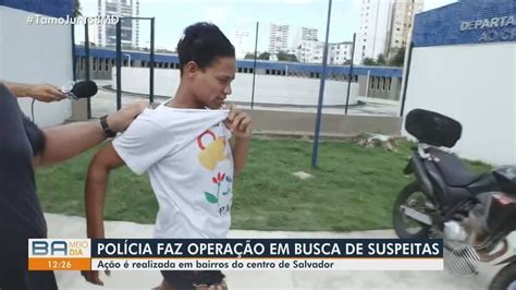 Mulher é conduzida à delegacia para dar informações sobre assassinato