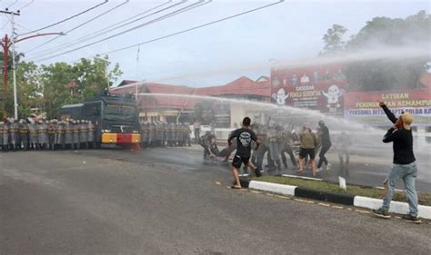 Polisi Dan Demonstran Bentrok Di Depan Kantor Kpu Kalteng Kalteng Today