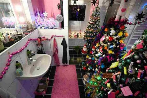 Ce couple décore sa maison avec un record de 444 sapins de Noël Joie