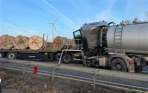 Update Lkw Durchbricht Leitplanke Frontalcrash Zwei Verletzte