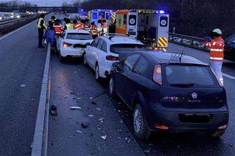 F Nf Autos Krachen Auf Der A Bei Ingelheim Ineinander Unfall Mit