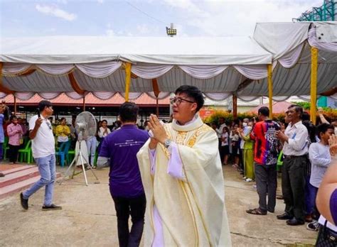 Tr S Sacerdotes Ordenados Em Phnom Penh Esperan A Para A Igreja No