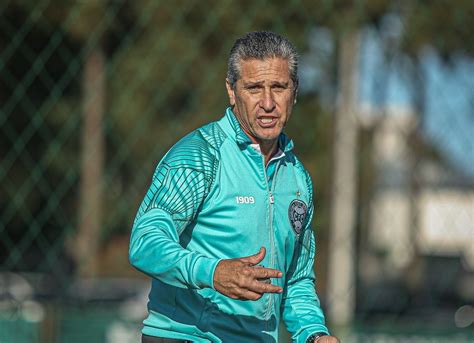 Coritiba demite o técnico Jorginho