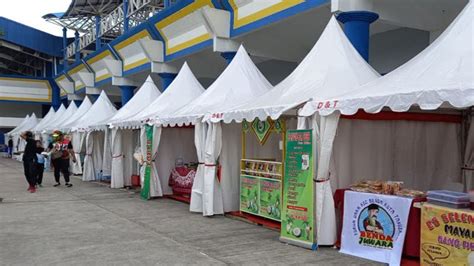 Sejumlah Pelaku UMKM Membuka Stand Penjualan Di Stadion Benteng Yang