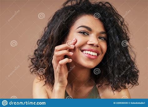 Belle Jeune Femme Africaine Touchant Son Visage Et Souriant Image Stock