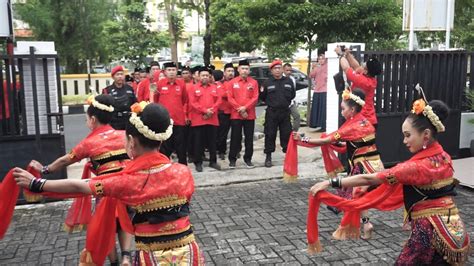 Daftarkan Bacaleg Tuban Pdip Diiringi Tari Tradisional Jawa Nasdem