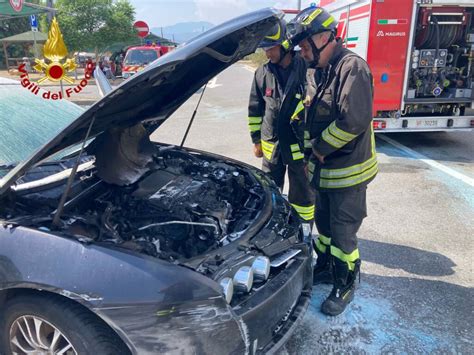 Principio D Incendio In Auto Alla Stazione Di Servizio Di Sanremo