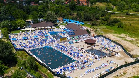 Strandul Alb Albastru Ocnita Strandurile Cu Apa Sarata De La Ocnita