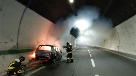 Incidente A Carpugnino Auto In Fiamme In Galleria Autostrada Chiusa