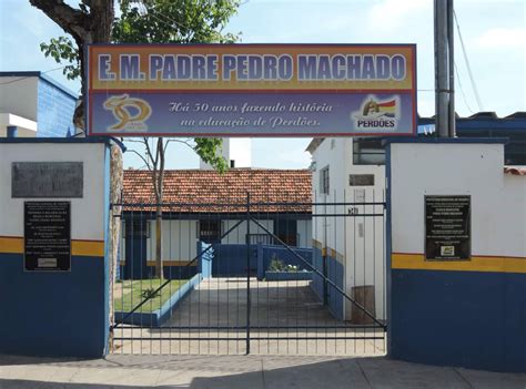 Escola Municipal Padre Pedro Machado na cidade Perdões