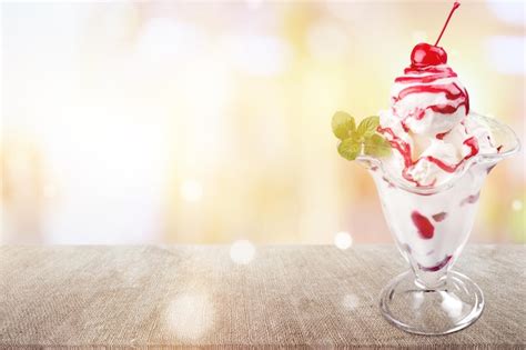 Premium Photo Berry Ice Cream In Glass Bowl