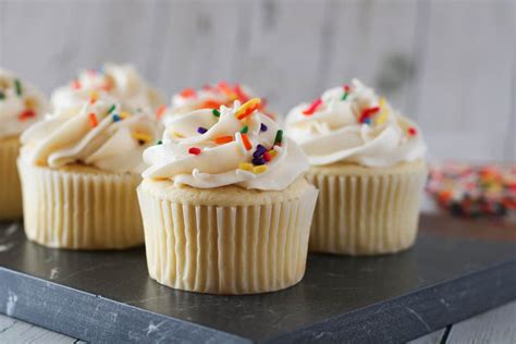 Homemade Vanilla Cupcakes With Buttercream Frosting Mom Loves Baking