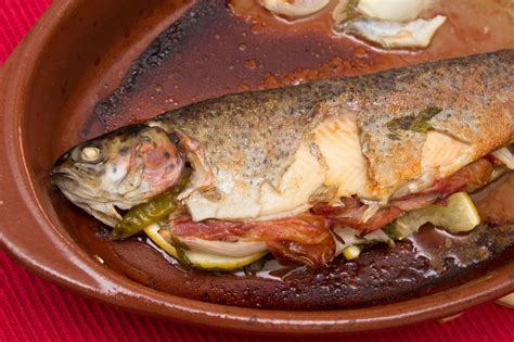 Trucha al horno con relleno de jamón y verduras El Baúl de las delicias