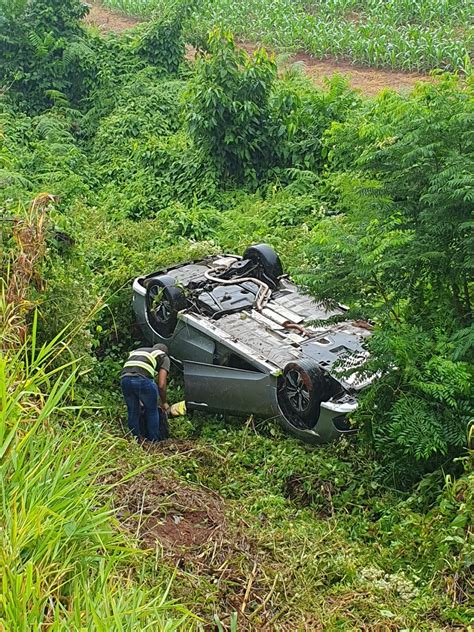 Carro Aquaplana E Capota Na Br Em Estrela Folha Popular