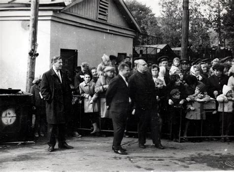 Ю.А. Гагарин с семьей в Уголке Дурова. 1967: humus — LiveJournal