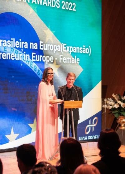 Luiza Brunet E Rafael Dos Santos Em Premia O Na Torre Eiffel