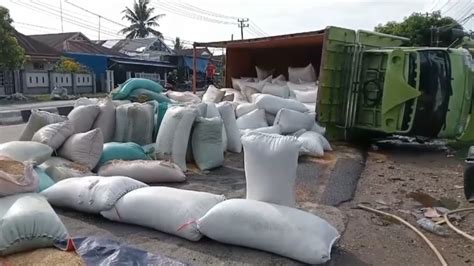 Pecah Ban Truk Gabah Asal Sidrap Terbalik Hingga Menutup Badan Jalan