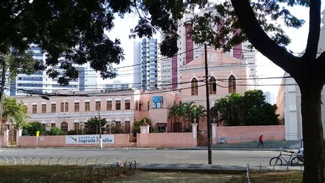 Edificações na Praça de Casa Forte colégio e igreja viram imóveis