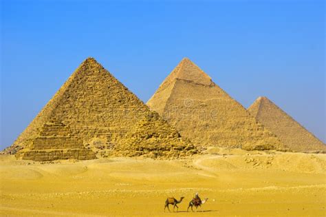 A Grande Pirâmide De Giza Em Egito O Cairo Esfinge E Camelo Foto de