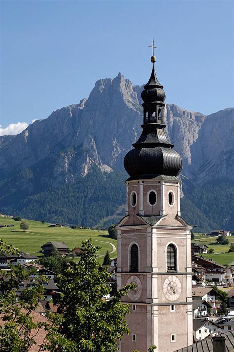 Kastelruth Mit Pfarrkirche Sankt Peter Bild Kaufen 70232246