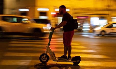 A Parigi Si Vota Per Bandire Il Noleggio Di Monopattini E Scooter Elettrici