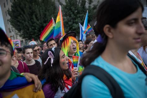 Record 30 000 At Jerusalem Pride Parade March Amid Tight Security