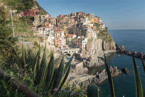 Manarola Een Van De Beroemde Kleine Kustklusjes En Vissersdorpen In