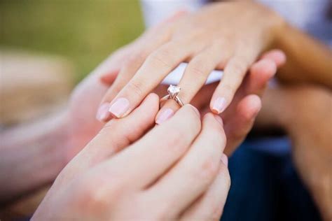 ¿en Qué Mano Van Los Anillos De Compromiso Y Matrimonio