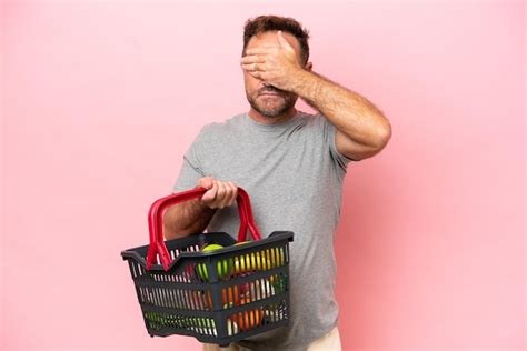 Hombre Cauc Sico De Mediana Edad Sosteniendo Una Cesta De La Compra