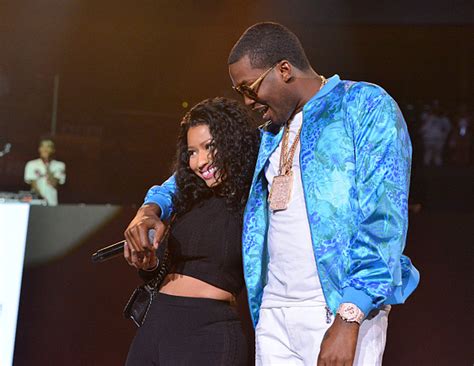 Nicki Minaj Licks Meek Mill During Pink Print Tour [VIDEO]