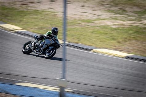 Esto pasa cuando la moto más rápida del mundo la Kawasaki H2R corre