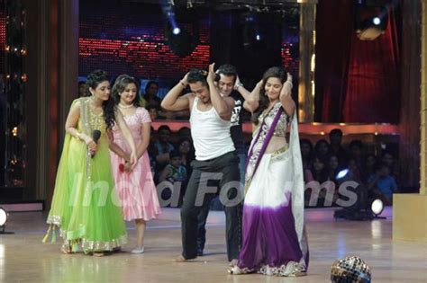 Ragini Khanna Rashmi Desai Salman Khan And Madhuri Dixit On The Sets