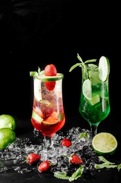 Mojito Au Citron Vert Avec Des Cocktails à La Menthe Et Aux Fruits